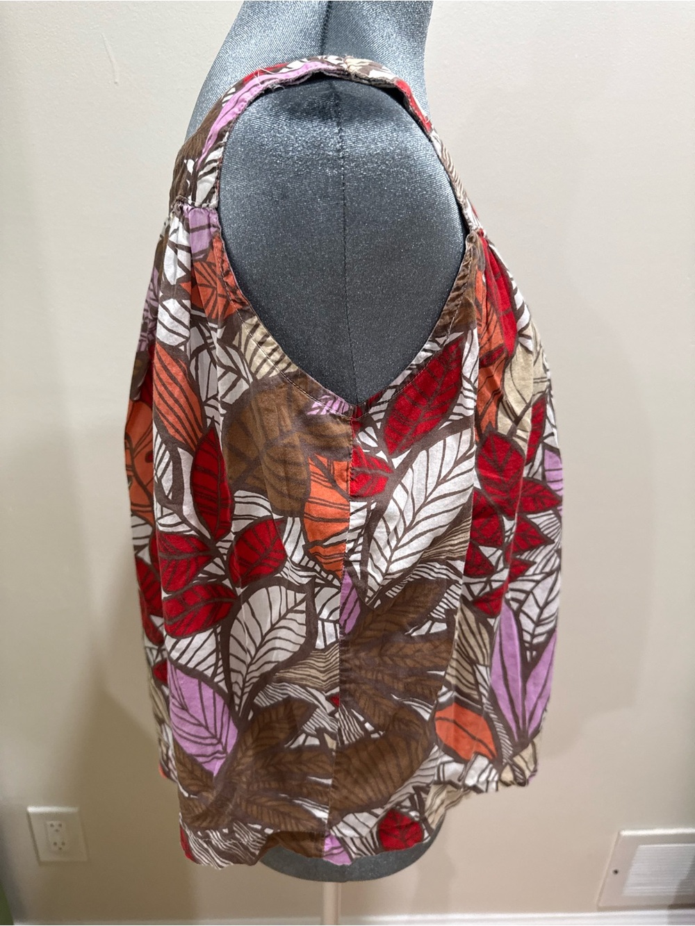 Anna Leaf-Print Sleeveless Top in Orange, Brown, Lavender, Cream - Picture 5 of 10